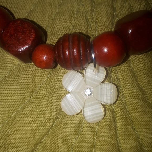 Wooden bead & flower choker - Picture 2 of 4